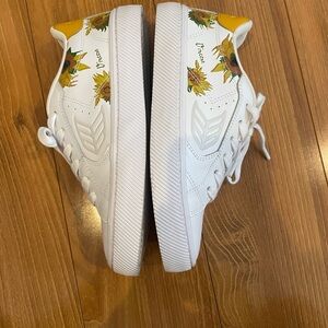 CARIUMA White and Yellow Sunflower Sneakers